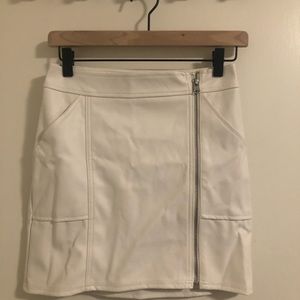 White faux leather mini skirt with zipper & pockets